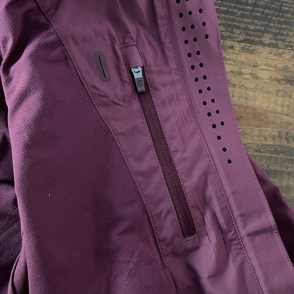 NWT LULULEMON RAIN RUNNER JACKET - Picture 7 of 11